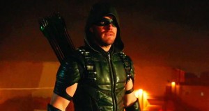 Oliver Queen (Stephen Amell) como Arrow en la Temporada 4 (2016)