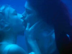 Beso entre Jules y Rue en Euphoria 1x06 The Next Episode