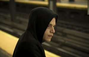 Rami Malek como Elliot Alderson en Mr. Robot 4x02