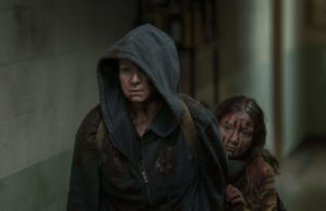 Samantha Morton como Alpha, Havana Blum como joven Lydia en The Walking Dead Temporada 10, Episodio 2