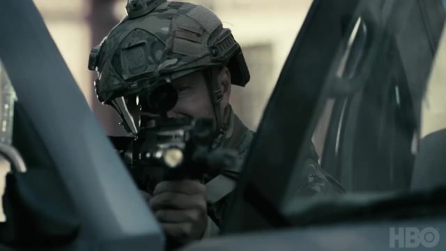 Caleb con un rifle en Westworld Temporada 3 Episodio 7
