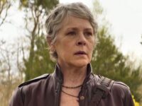 Melissa McBride como Carol en la segunda temporada de Daryl Dixon: The Book of Carol