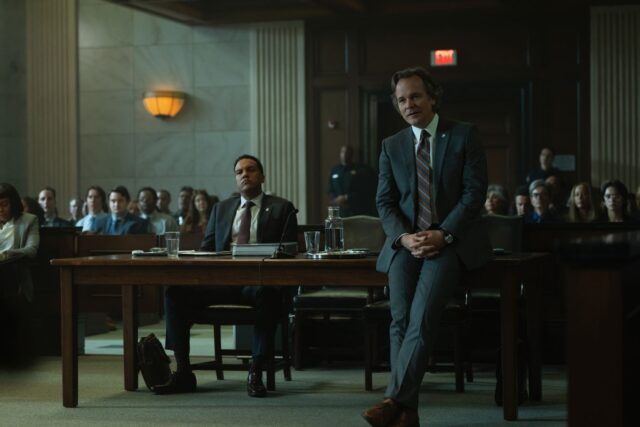 O-T Fagbenle como Nico Della Guardia y Peter Sarsgaard como Tommy Molto en "Presumed Innocent" (“Se presume inocente”) 1x06