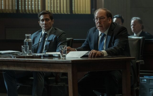 Jake Gyllenhaal como Rusty Sabich y Bill Camp como Raymond Horgan en “Se presume inocente”, disponible en Apple TV+.