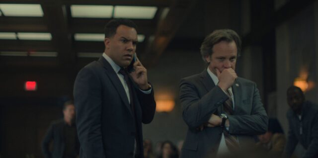 O-T Fagbenle como Nico Della Guardia y Peter Sarsgaard como Tommy Molto en "Presumed Innocent" (“Se presume inocente”) 1x06