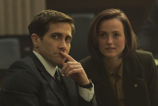 Jake Gyllenhaal como Rusty Sabich y Renate Reinsve como Carolyn Polhemus en Presumed Innocent (2024)