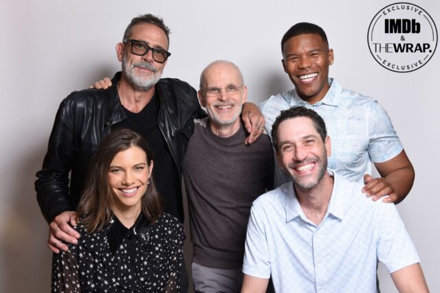 Lauren Cohan, Jeffrey Dean Morgan, Željko Ivanek, Eli Jorne y Gaius Charles posan para una sesión de fotos en el yate de IMDB en San Diego, California.