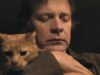 Tommy Molto (Peter Sarsgaard) y su gato en Presumed Innocent