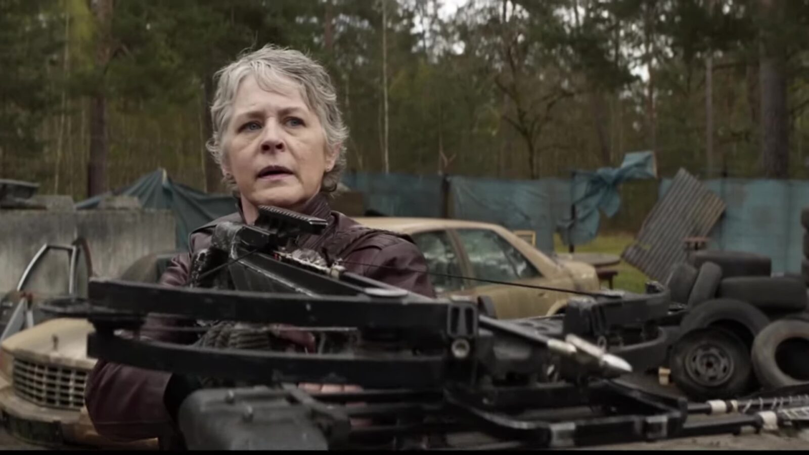 Carol con la ballesta de Daryl