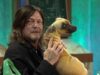 Norman Reedus y el perro de peluche en el programa español La Revuelta (RTVE)