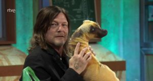 Norman Reedus y el perro de peluche en el programa español La Revuelta (RTVE)