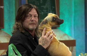 Norman Reedus y el perro de peluche en el programa español La Revuelta (RTVE)