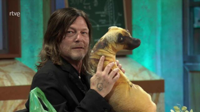 Norman Reedus y el perro de peluche en el programa español La Revuelta (RTVE)