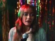 Ella Purnell como Rhiannon en la serie Sweetpea