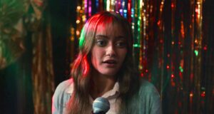 Ella Purnell como Rhiannon en la serie Sweetpea