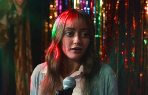 Ella Purnell como Rhiannon en la serie Sweetpea