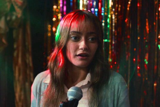 Ella Purnell como Rhiannon en la serie Sweetpea