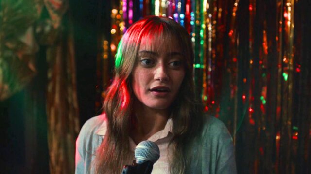 Ella Purnell como Rhiannon en la serie Sweetpea