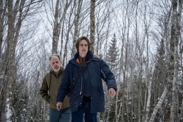 Henry Kavanaugh (Robert Joy) y Victor (Scott McCord) en el bosque en FROM S03E06