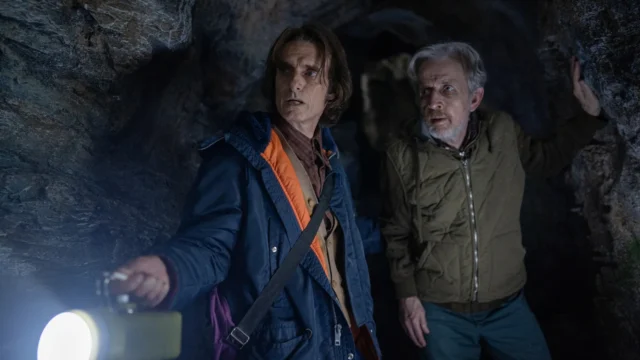 Victor (Scott McCord) y Henry Kavanaugh (Robert Joy) en las cuevas en FROM S03E06