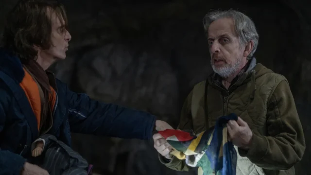 Victor (Scott McCord) y Henry Kavanaugh (Robert Joy) en las cuevas en FROM S03E06