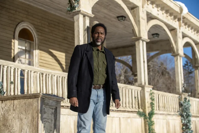 Harold Perrineau como Boyd en FROM S03E06