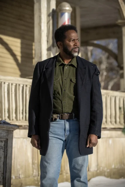 Harold Perrineau como Boyd en FROM S03E06