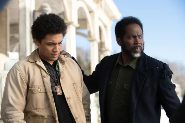 Corteon Moore como Ellis y Harold Perrineau como Boyd en FROM S03E06