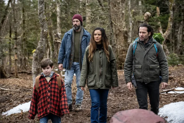 David Alpay como Jade Herrera, Simon Webster como Ethan Matthews, Catalina Sandino Moreno como Tabitha Matthews y Eion Bailey como Jim Matthews en FROM 3x07