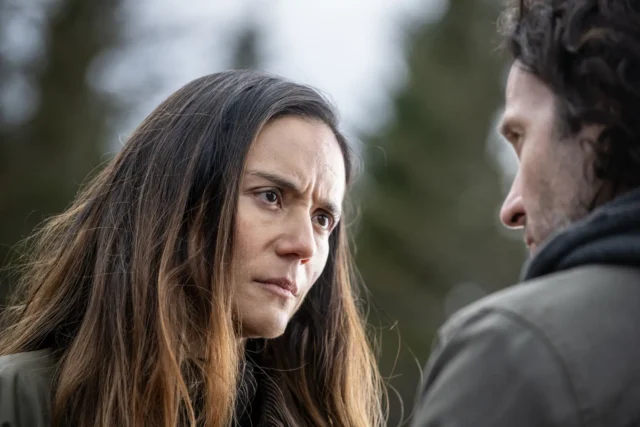 Eion Bailey como Jim Matthews y Catalina Sandino Moreno como Tabitha Matthews en FROM S03E07