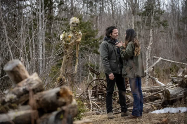 Eion Bailey como Jim Matthews y Catalina Sandino Moreno como Tabitha Matthews en FROM S03E07