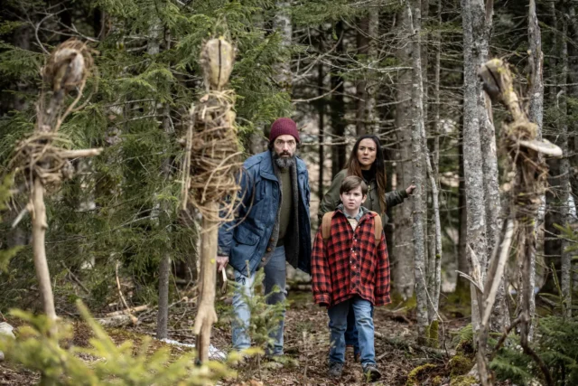 David Alpay como Jade Herrera, Simon Webster como Ethan Matthews y Catalina Sandino Moreno como Tabitha Matthews en FROM 3x07