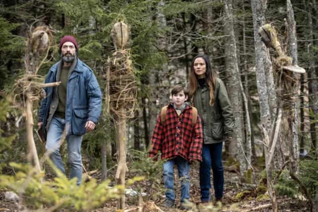 David Alpay como Jade Herrera, Simon Webster como Ethan Matthews y Catalina Sandino Moreno como Tabitha Matthews en FROM 3x07