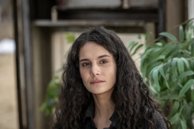 Pegah Ghafoori como Fatima en FROM S03E07