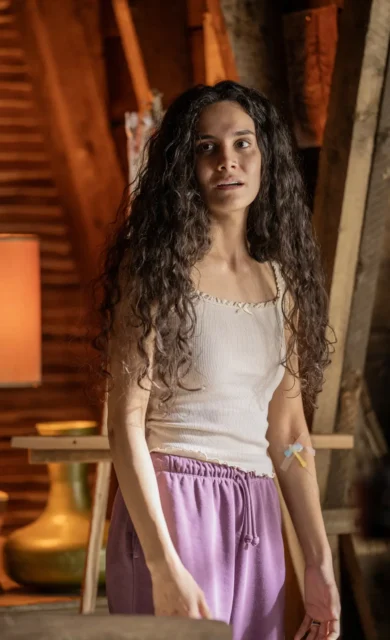 Pegah Ghafoori como Fatima en FROM 3x07