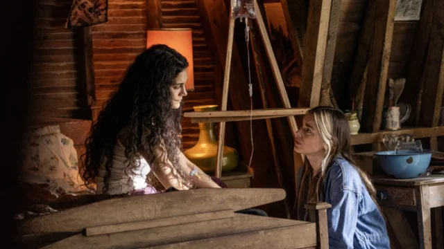 Fatima (Pegah Ghafoori) y Mariele (Kaelen Ohm) en FROM S03E07