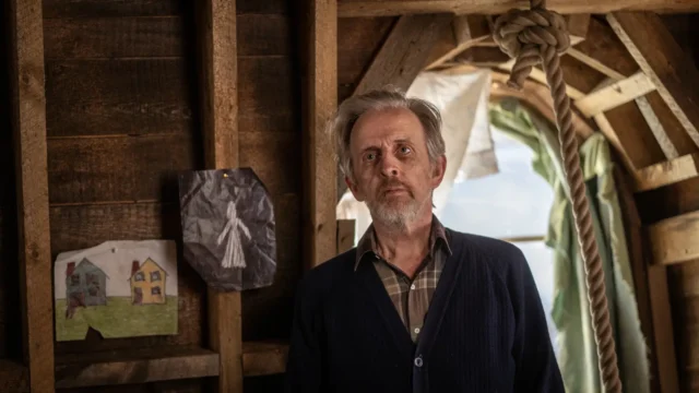 Robert Joy como Henry Kavanaugh en FROM 3x07