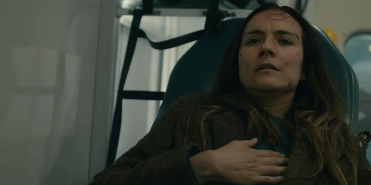 Tabitha (Catalina Sandino Moreno) en la ambulancia cuando se da cuenta que regresará al pueblo, en FROM Temporada 3 Capitulo 3