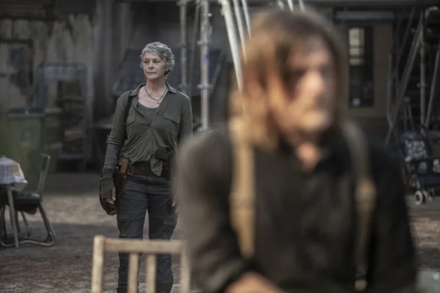 Melissa McBride como Carol y Norman Reedus como Daryl - The Walking Dead: Daryl Dixon Temporada 2, Capitulo 5