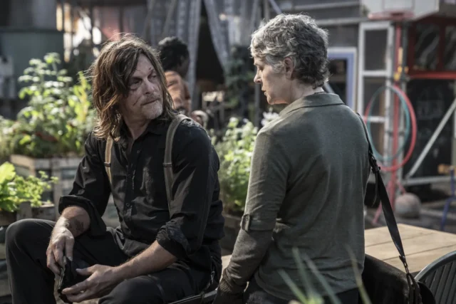 Melissa McBride como Carol y Norman Reedus como Daryl - The Walking Dead: Daryl Dixon Temporada 2, Capitulo 5