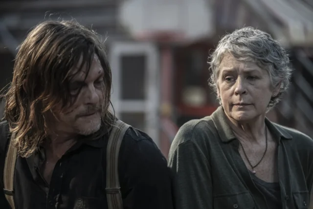 Melissa McBride como Carol y Norman Reedus como Daryl - The Walking Dead: Daryl Dixon Temporada 2, Capitulo 5