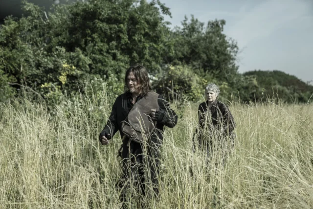 Melissa McBride como Carol y Norman Reedus como Daryl - The Walking Dead: Daryl Dixon Temporada 2, Capitulo 5