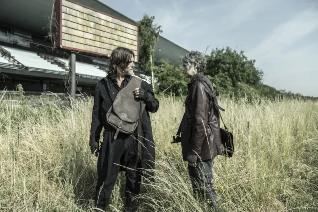 Melissa McBride como Carol y Norman Reedus como Daryl - The Walking Dead: Daryl Dixon Temporada 2, Capitulo 5