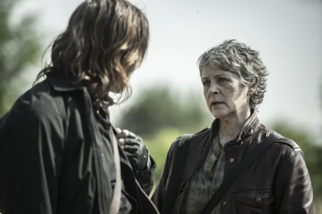 Melissa McBride como Carol y Norman Reedus como Daryl - The Walking Dead: Daryl Dixon Temporada 2, Capitulo 5