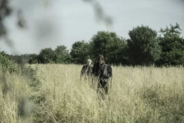 Melissa McBride como Carol y Norman Reedus como Daryl - The Walking Dead: Daryl Dixon Temporada 2, Capitulo 5