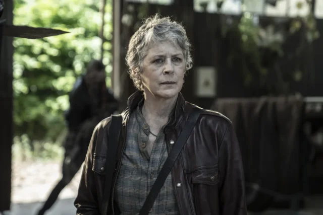 Melissa McBride como Carol - The Walking Dead: Daryl Dixon Temporada 2, Episodio 5