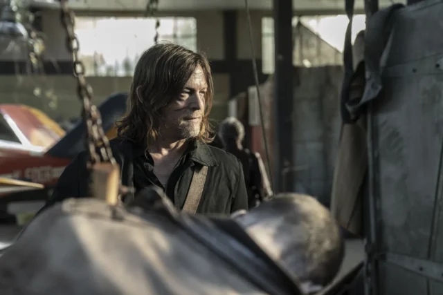 Norman Reedus como Daryl - The Walking Dead: Daryl Dixon Temporada 2, Episodio 5