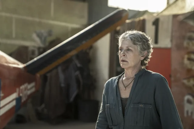 Melissa McBride como Carol - The Walking Dead: Daryl Dixon Temporada 2, Episodio 5