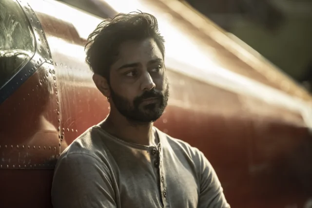 Manish Dayal como Ash - The Walking Dead: Daryl Dixon Temporada 2, Episodio 5