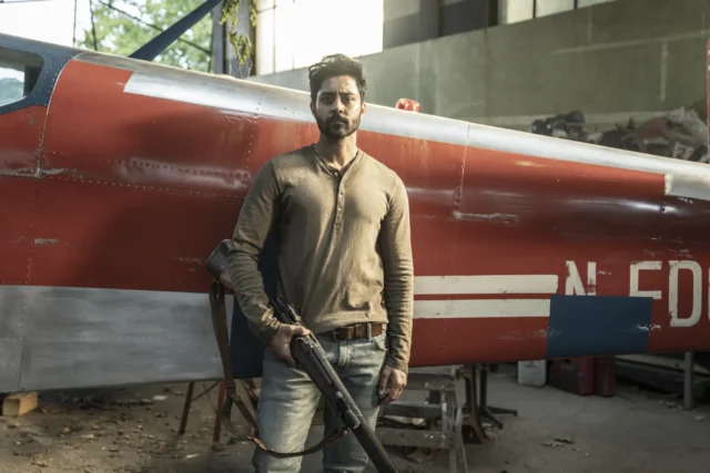 Manish Dayal como Ash - The Walking Dead: Daryl Dixon Temporada 2, Episodio 5